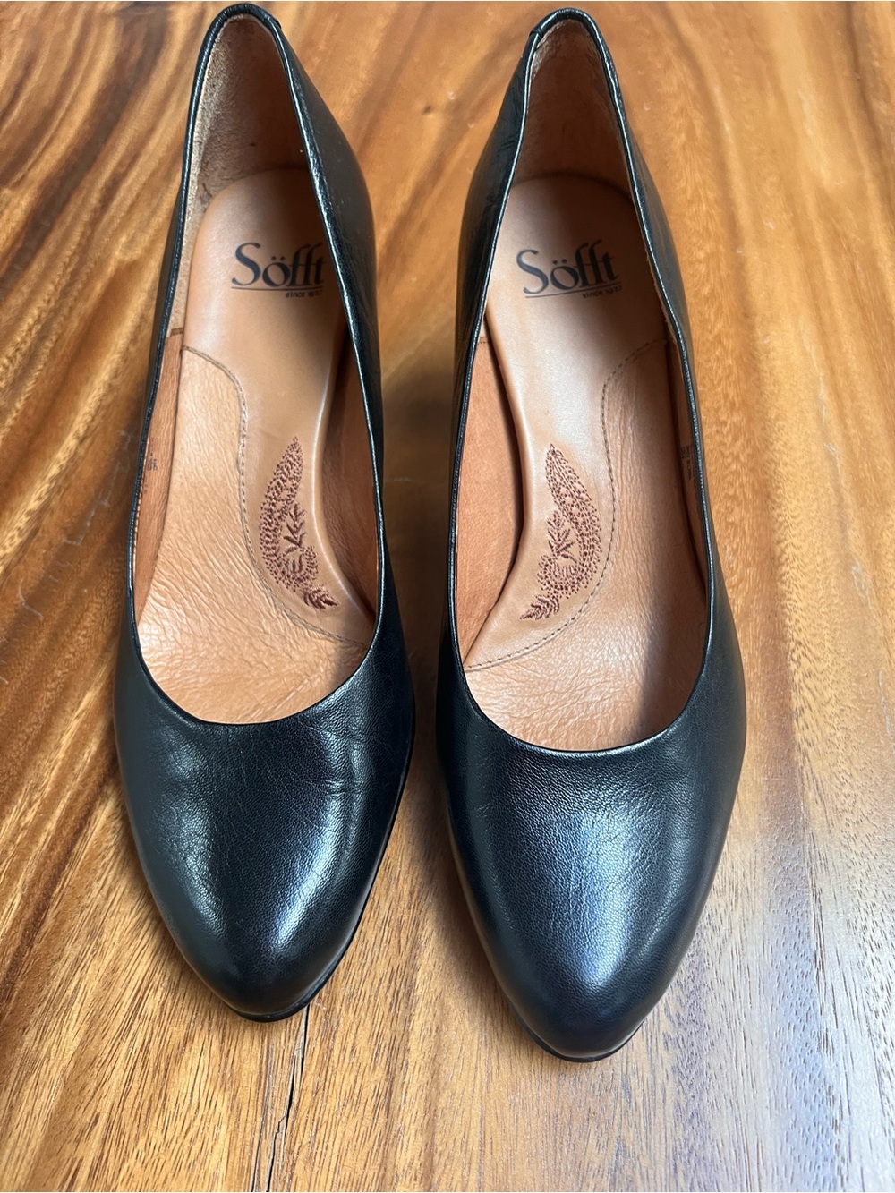 Sofft Black Leather Pointed-Toe Pumps